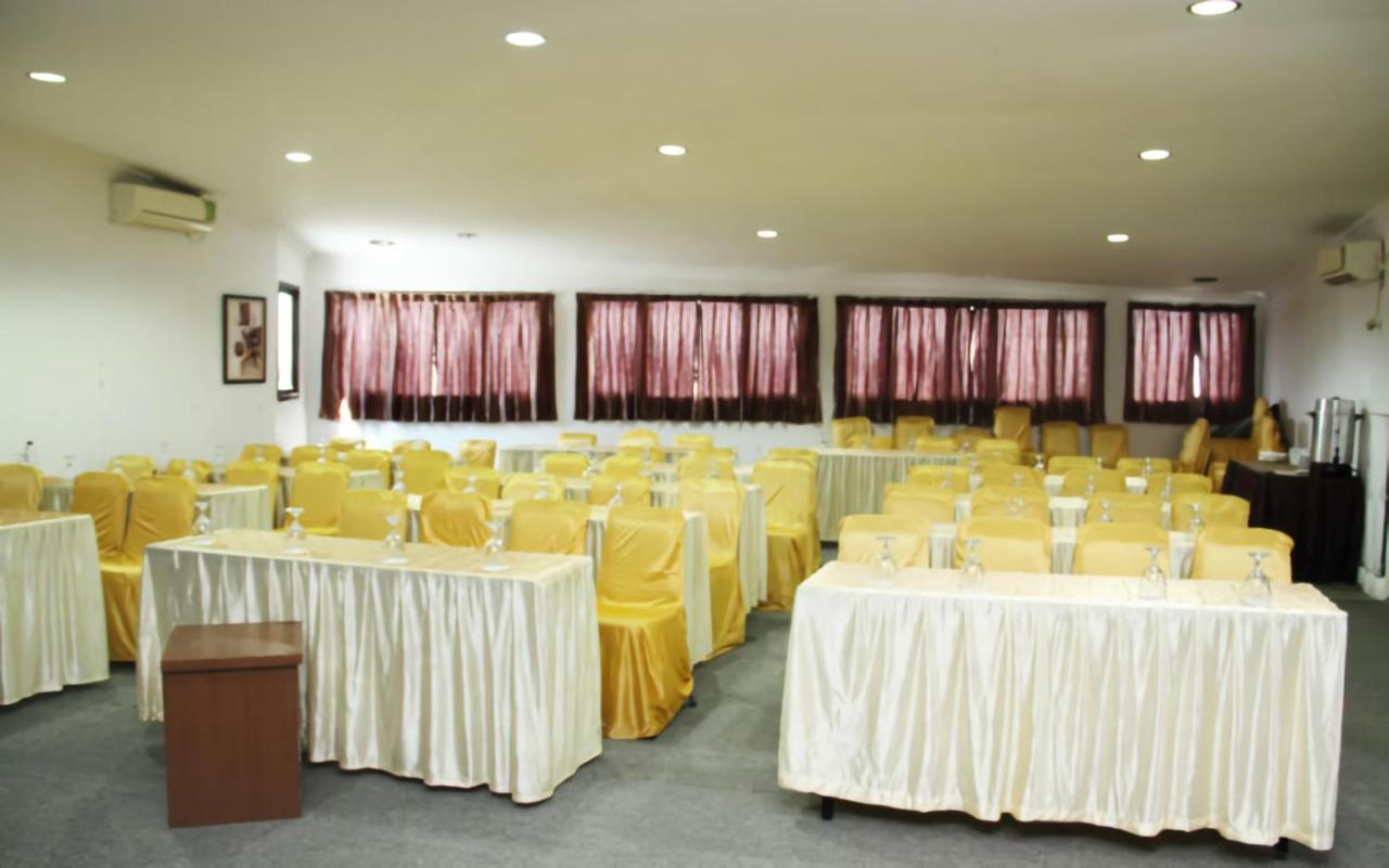 Al-Badar Hotel Syariah Makassar Exteriör bild