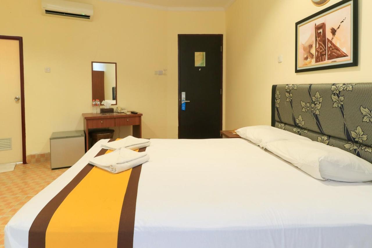 Al-Badar Hotel Syariah Makassar Exteriör bild