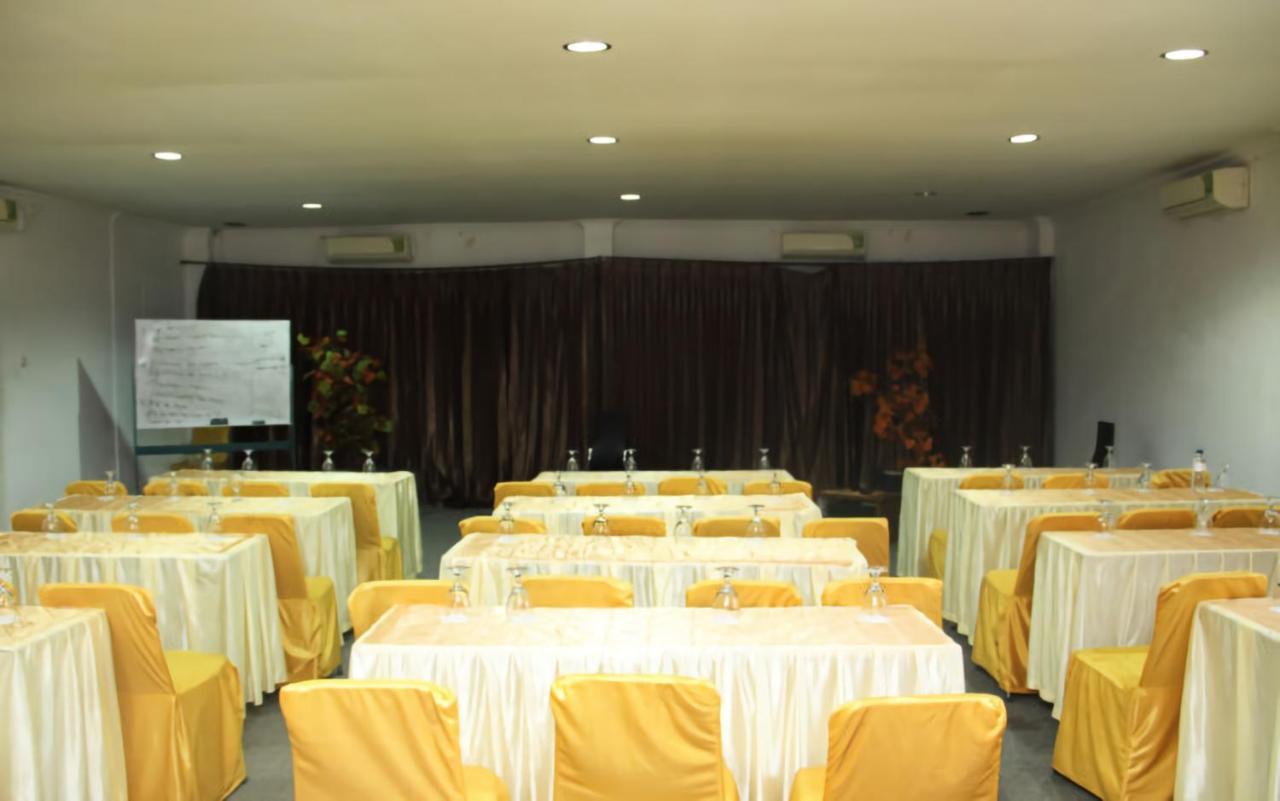 Al-Badar Hotel Syariah Makassar Exteriör bild